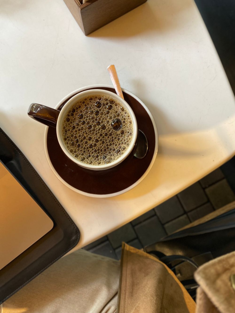 Caffè al bar visto dall’alto